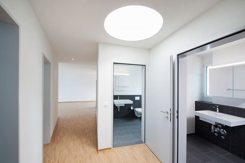 Appartamento luminoso 4.5 locali con ascensore e balcone, Rosengarten 8340 Hinwil (6)