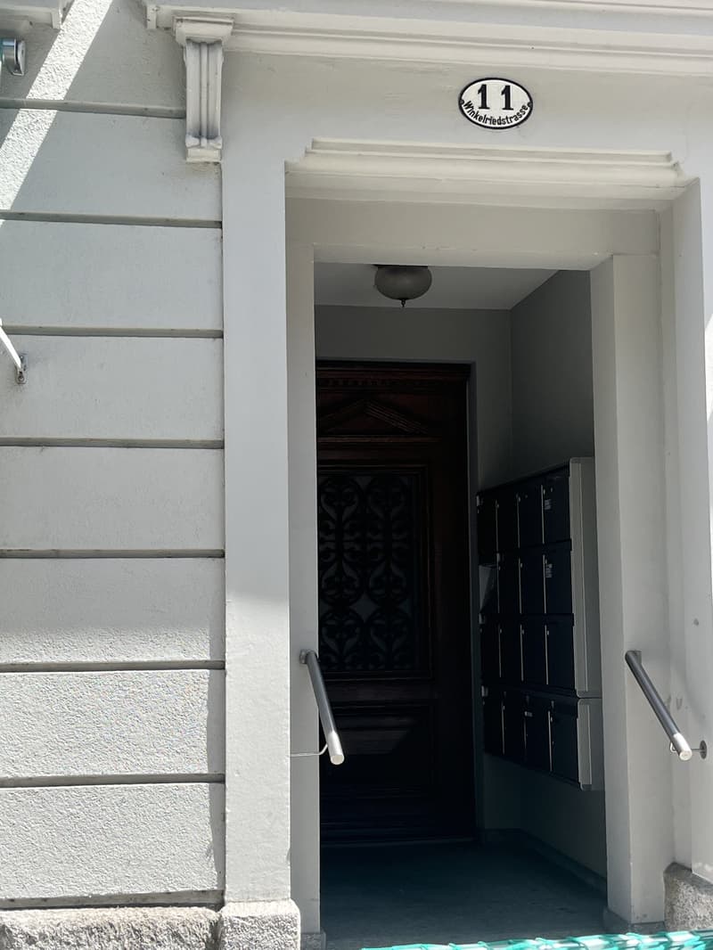 Apartment offer Lucerne (from 01.08.2026) Charming, stylishly renovated 2.5-room old building apartment (64 m²) on Winkelriedstrasse 11 in Lucerne. On the 2nd upper floor, modern kitchen with dishwasher. Washing machine and dryer in the laundry room. Oak parquet, shower/toilet (4)