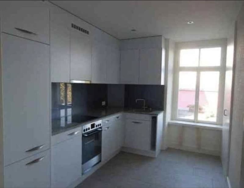 Charmante 2.5 Zimmer- Altbauwohnung mit traumhaftem Rundumblick auf den Zürichsee (9)