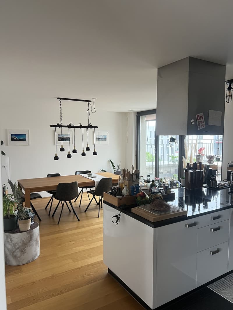 Helle 3.5-Zimmer-Wohnung mit Dachterrasse und hervorragender Anbindung (2)
