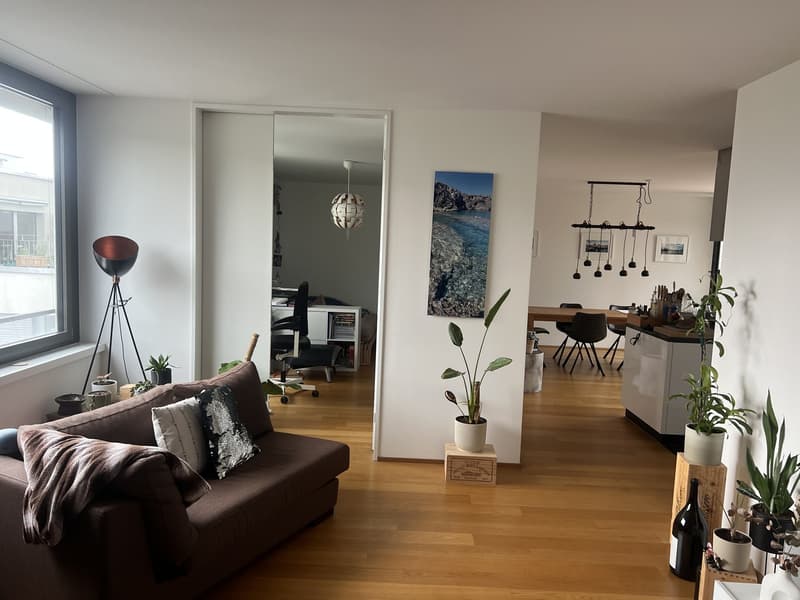 Helle 3.5-Zimmer-Wohnung mit Dachterrasse und hervorragender Anbindung (1)