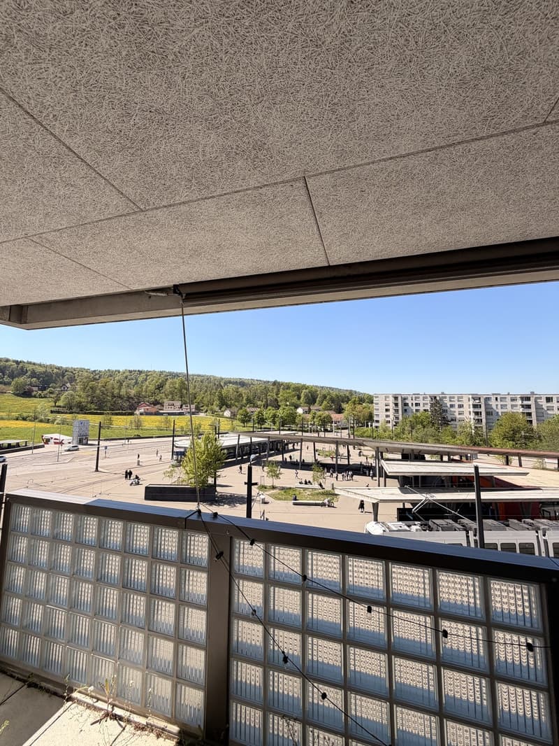 Loft industriale luminoso vicino alla stazione di Stettbach per subaffitto a breve termine (4)