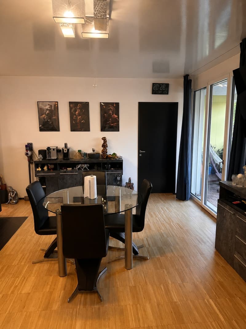 Modern 2.5 room apartment with large balcony and underground parking space in Schlieren (4)