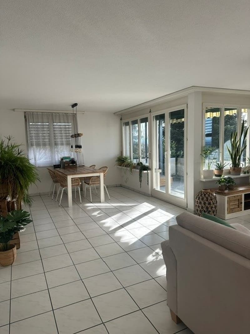 Zwischenmiete: Möblierte 4.5-Zi.-Wohnung mit Balkon & Homeoffice nahe Zürich (2)