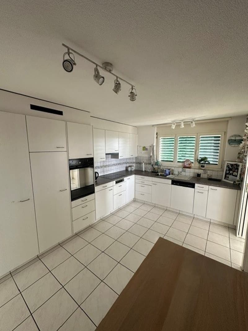 Zwischenmiete: Möblierte 4.5-Zi.-Wohnung mit Balkon & Homeoffice nahe Zürich (3)