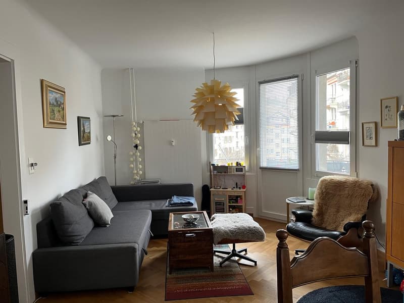 geräumiges Wohn-Esszimmer mit Nordbalkon
