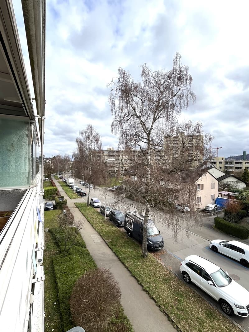 Blick auf ruhige Strasse von Balkon