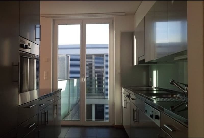 4.5-Zimmer-Wohnung in Zürich-Oerlikon mit Balkon, moderner Küche und optimaler ÖV-Anbindung. Übernahme bereits ab 3. August möglich ab September sogar zu einem tieferen Mietzins (4)