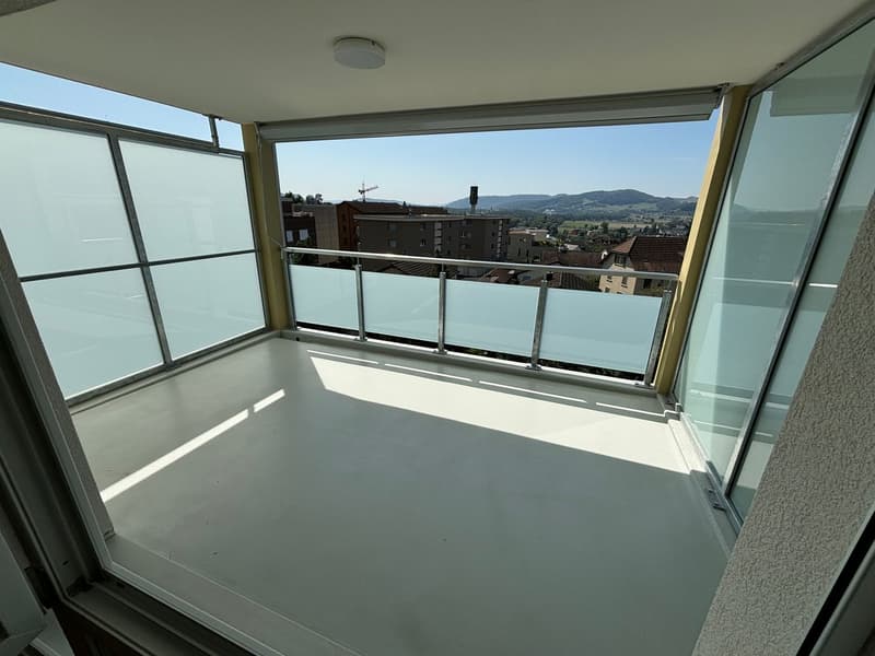 Modern 3.5-room apartment with balcony and beautiful view (5)