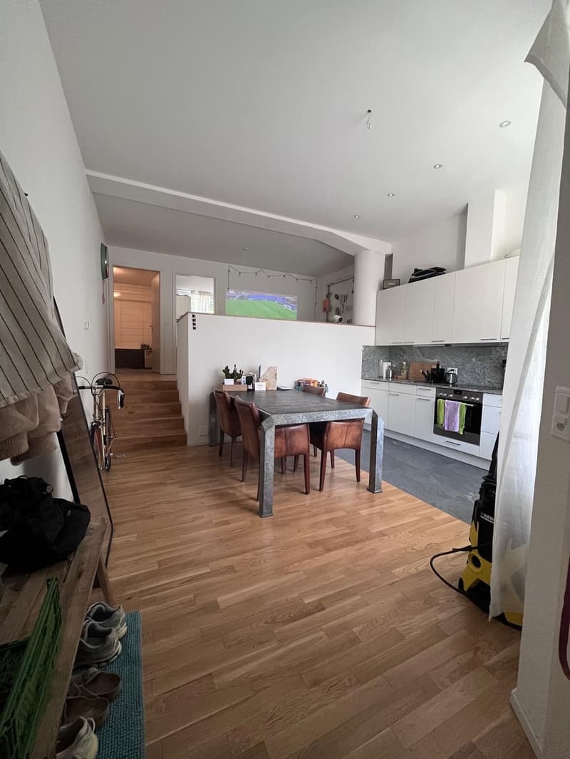 Moderne 2-Zimmer-Wohnung mit zwei Sitzplätzen in Zürich-Wiedikon (1)
