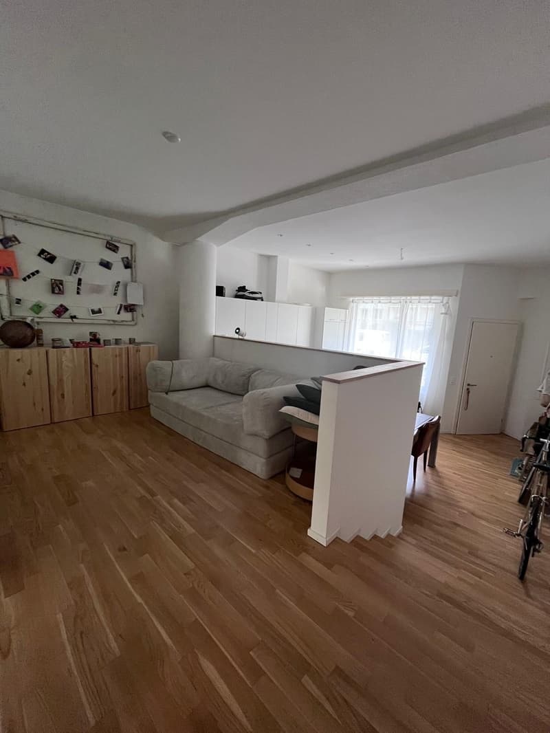 Moderne 2-Zimmer-Wohnung mit zwei Sitzplätzen in Zürich-Wiedikon (4)