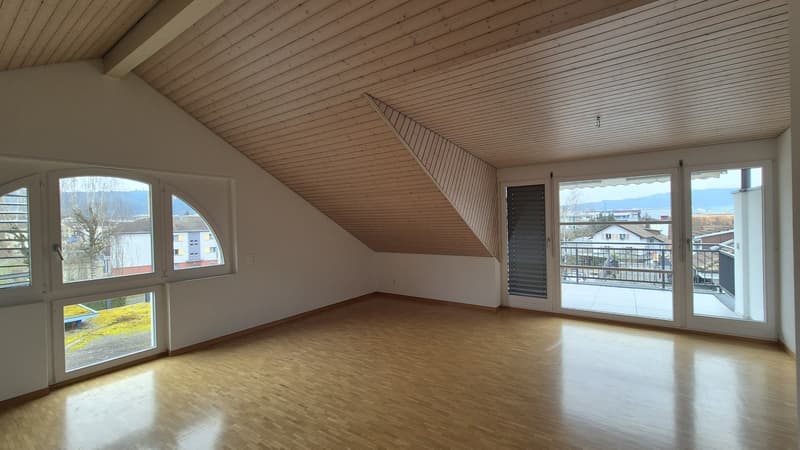 Bright 2.5-room attic apartment with balcony and parking space in Dagmersellen (1)