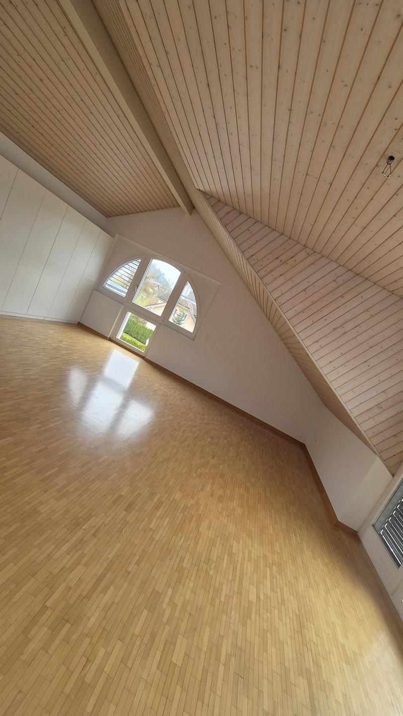 Bright 2.5-room attic apartment with balcony and parking space in Dagmersellen (5)