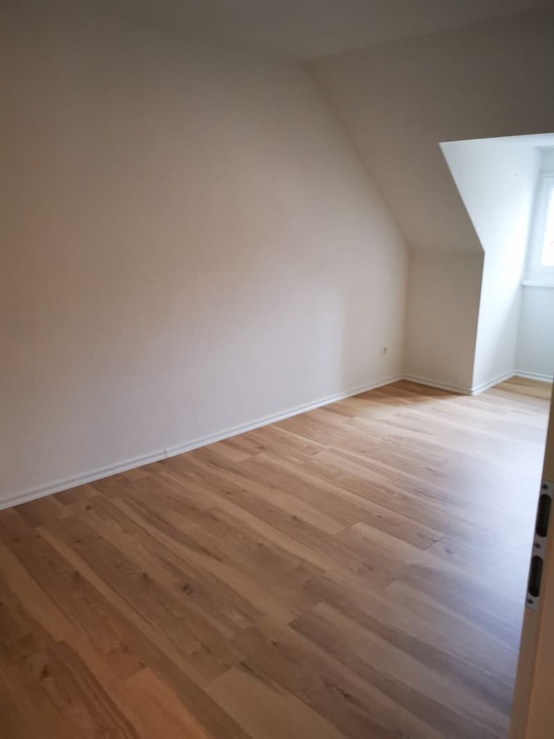 Charmante 3.5-Zimmer-Dachwohnung mit Balkon in Wildegg (2)