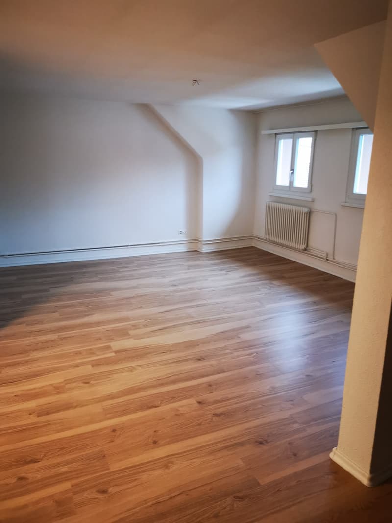 Charmante 3.5-Zimmer-Dachwohnung mit Balkon in Wildegg (6)