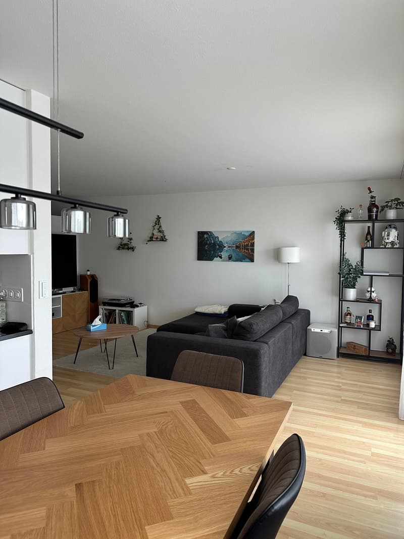Blick vom Esszimmer ins Wohnzimmer