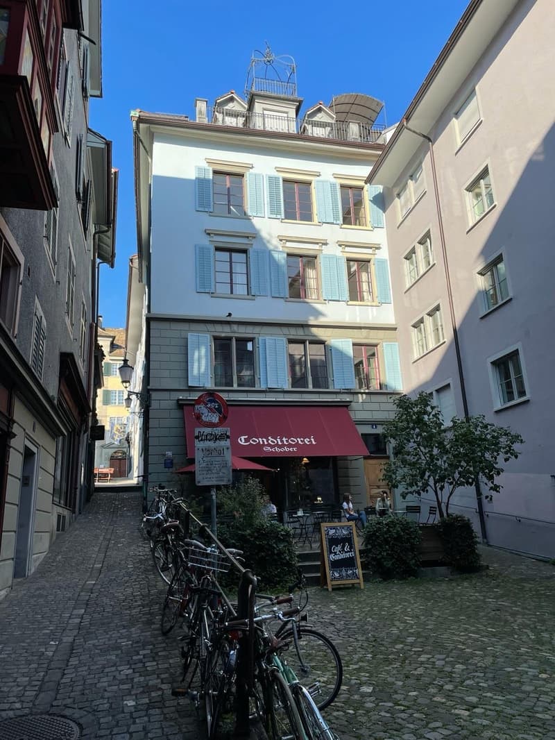Nachmieter:in gesucht per 1. August - charmante 2.5-Zimmer-Altbauwohnung mitten im Zürcher Niederdorf (Kreis 1) (2)