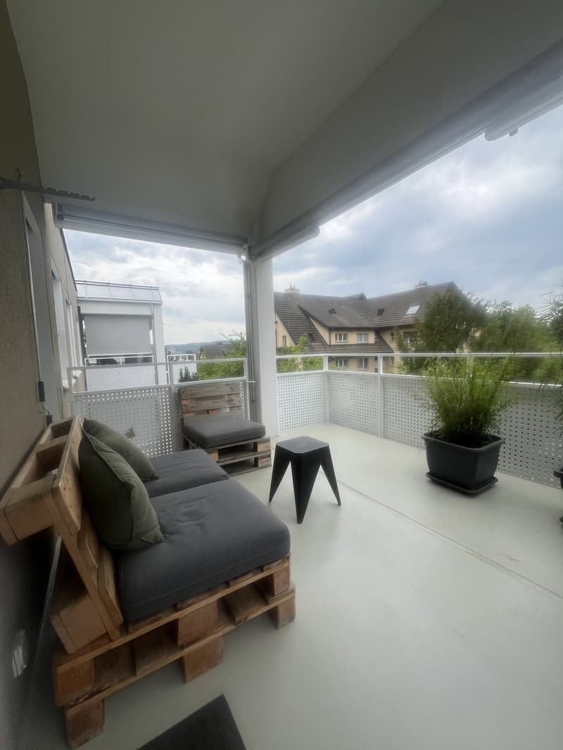 Appartamento luminoso 3.5 locali a Zürich-Höngg, situato in una zona tranquilla e perfettamente collegato (2)