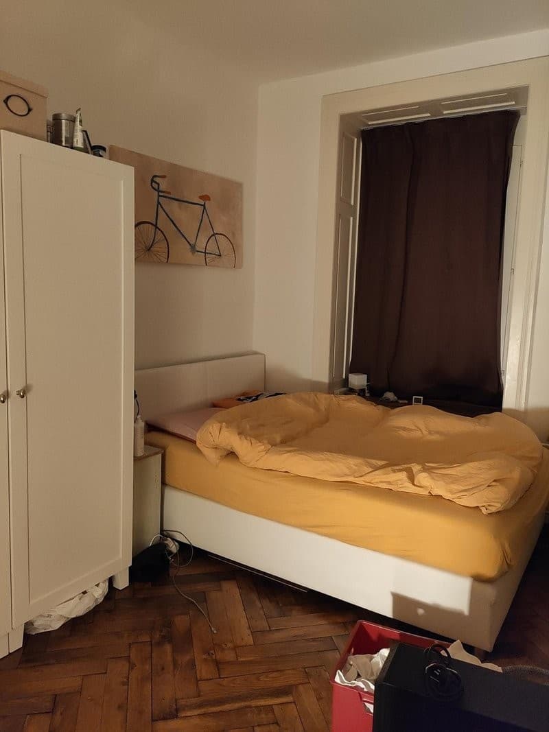 Beautiful old building apartment in district 4 for 2 years (3)