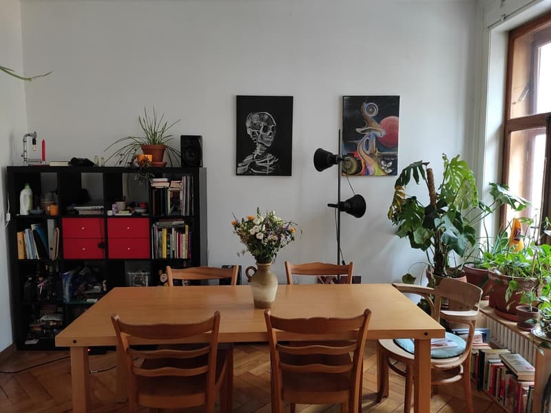 Beautiful old building apartment in district 4 for 2 years (1)