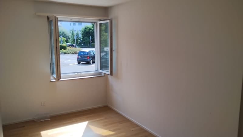 Spacious 4.5-room apartment with balcony in Dübendorf near Stettbach (2)