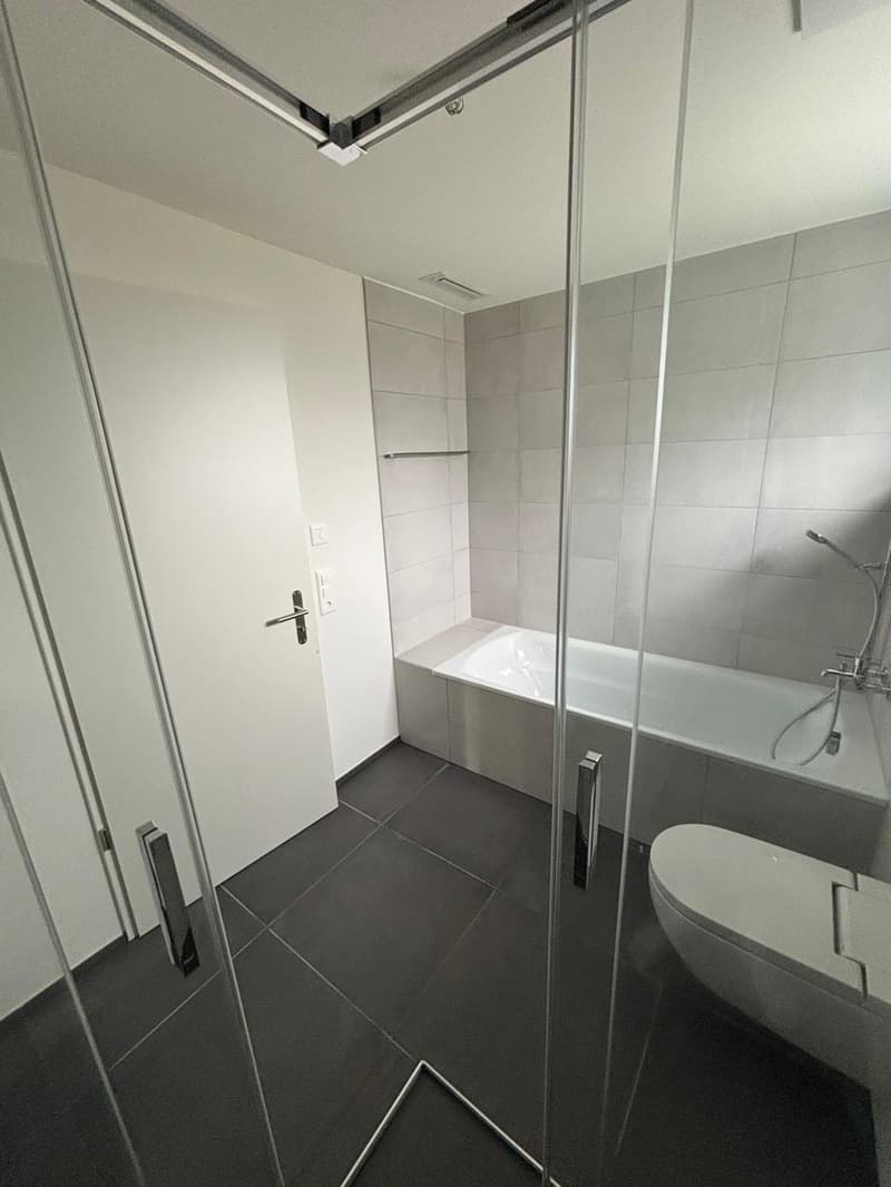 Appartement moderne de 2,5 pièces avec grand balcon et parking souterrain à Bülach (6)