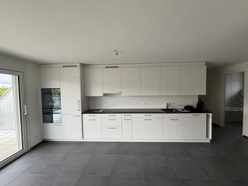 Appartement moderne de 2,5 pièces avec grand balcon et parking souterrain à Bülach (1)