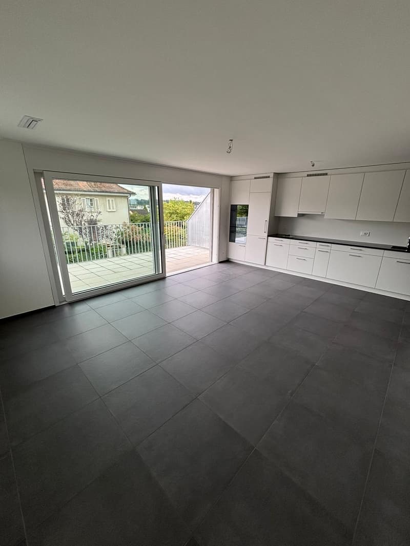 Appartement moderne de 2,5 pièces avec grand balcon et parking souterrain à Bülach (2)