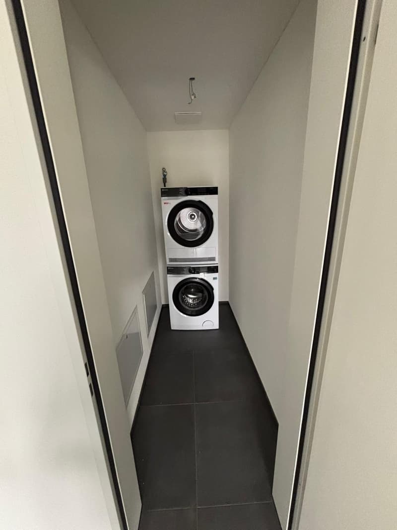 Appartement moderne de 2,5 pièces avec grand balcon et parking souterrain à Bülach (7)