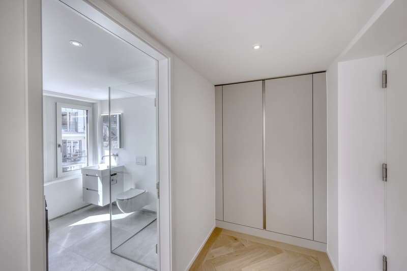 Badezimmer und Schrank