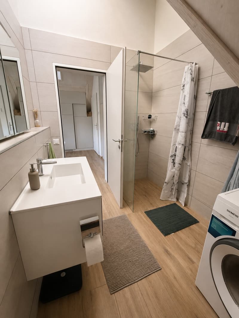 Appartement en mansarde lumineux avec grand balcon et équipements modernes (4)