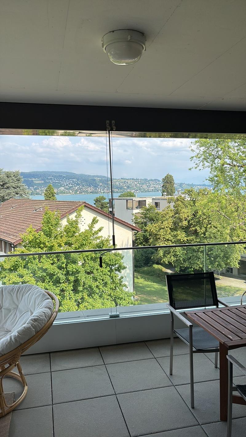 Chambre lumineuse de colocation avec vue sur le lac à Rüschlikon (5)