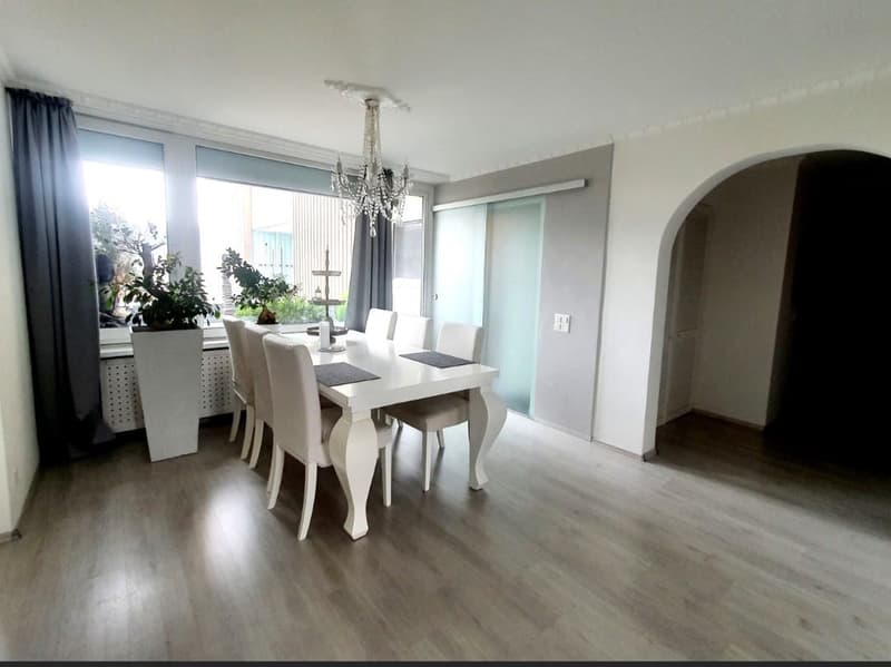 Helle 4.5-Zimmer-Wohnung mit Weitsicht in Baden (3)