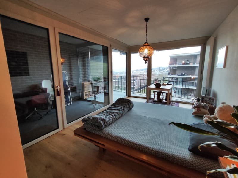 Wohnbereich mit Jahreszeitenzimmer und Balkon
