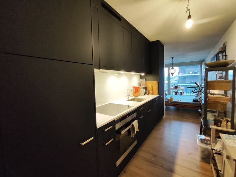 Küche Richtung Wohnzimmer und Balkon
