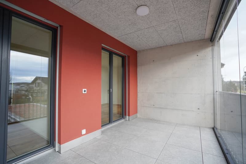 Helle 2.5-Zimmer-Attikawohnung mit verglastem Balkon und Bergsicht in Dietlikon (7)