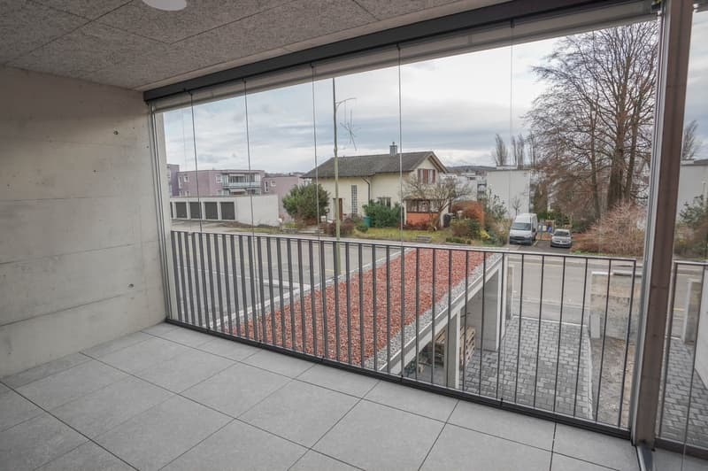 Helle 2.5-Zimmer-Attikawohnung mit verglastem Balkon und Bergsicht in Dietlikon (6)