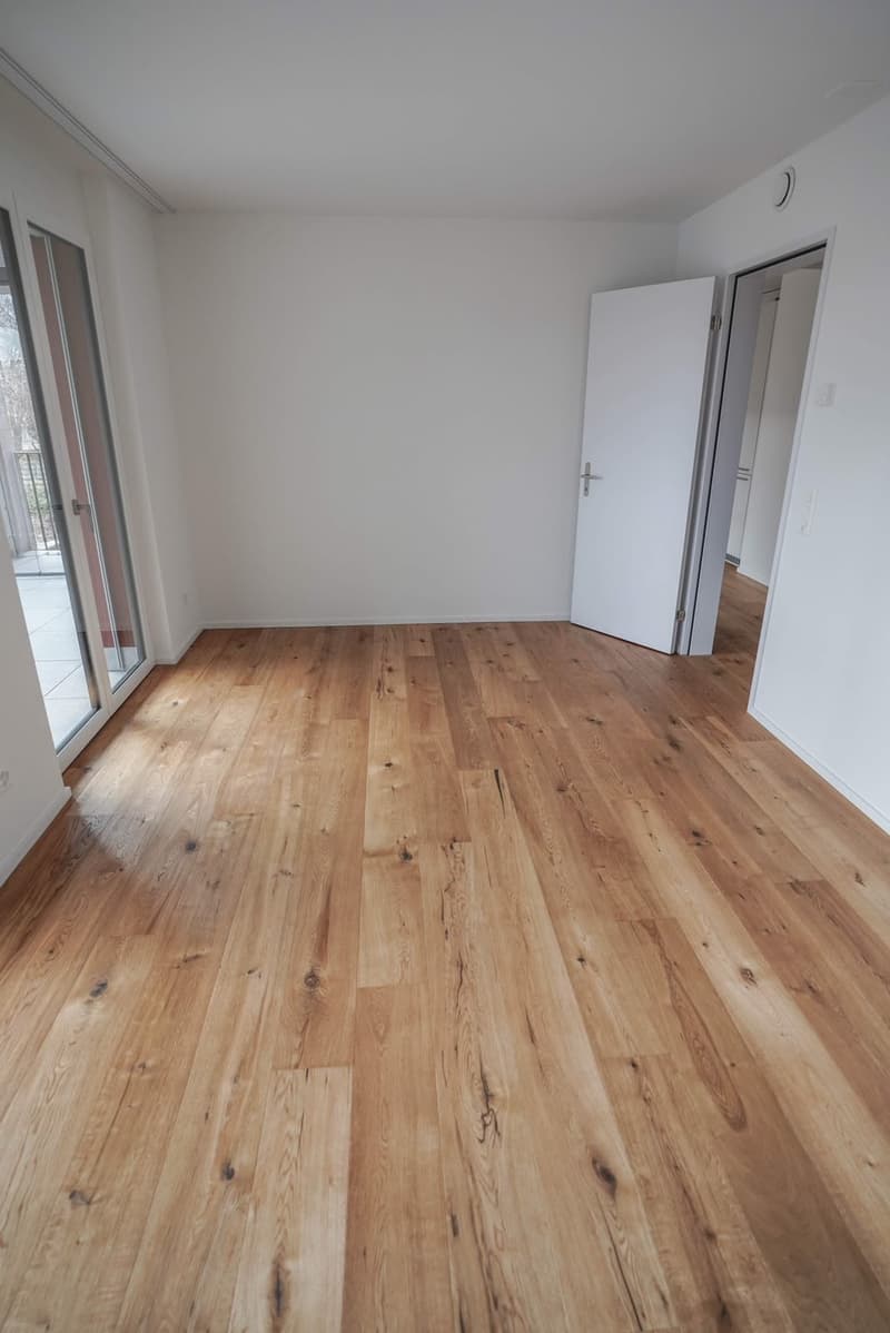 Helle 2.5-Zimmer-Attikawohnung mit verglastem Balkon und Bergsicht in Dietlikon (5)