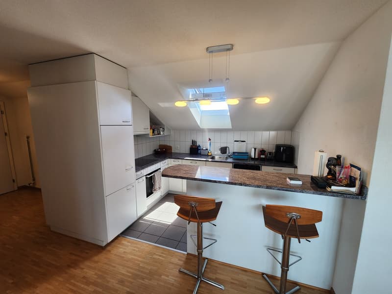 Ruhige, geräumige 3.5-Zimmer-Dachwohnung mit Balkon (6)