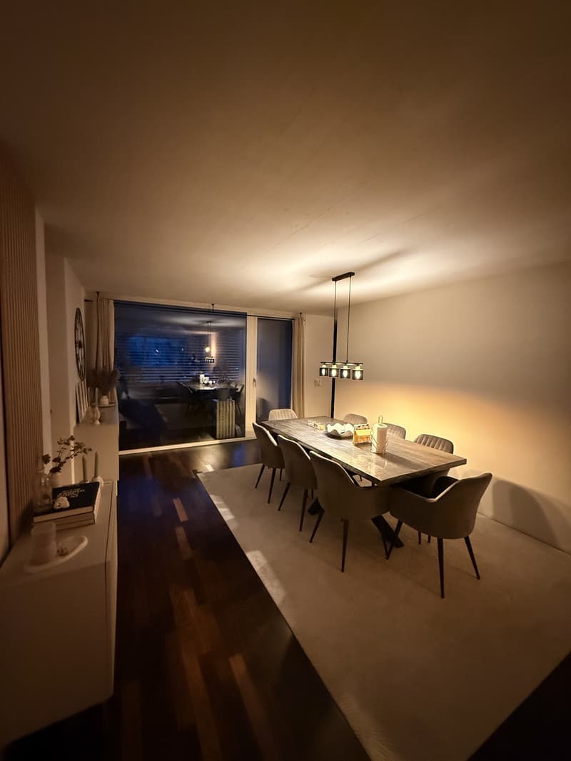 Esszimmer mit Blick auf Balkon im Weitwinkel