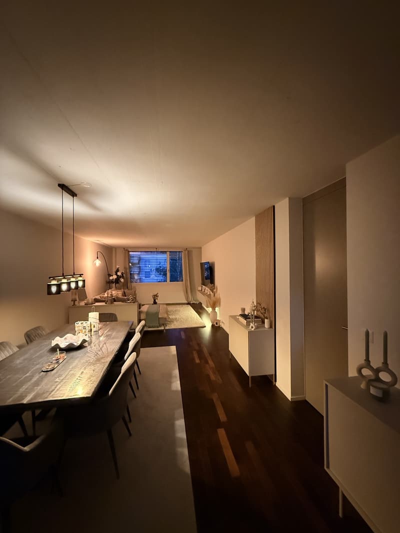Wohn-/Esszimmer im Weitwinkel mit Blick auf Sonnenaufgangsseite