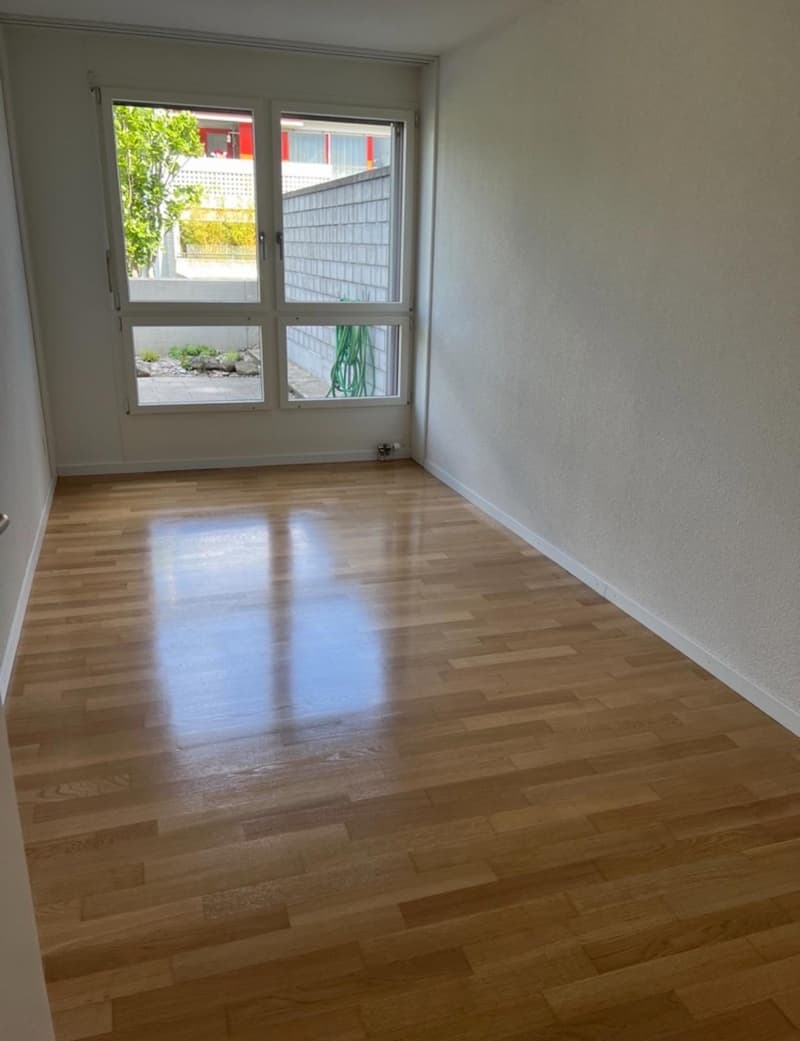 Recherche locataire immédiat / Appartement moderne au rez-de-chaussée de 4,5 pièces avec grande terrasse et balcon en centre-ville. (8)