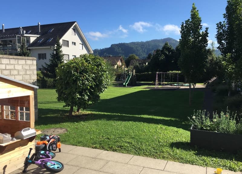 Recherche locataire immédiat / Appartement moderne au rez-de-chaussée de 4,5 pièces avec grande terrasse et balcon en centre-ville. (6)