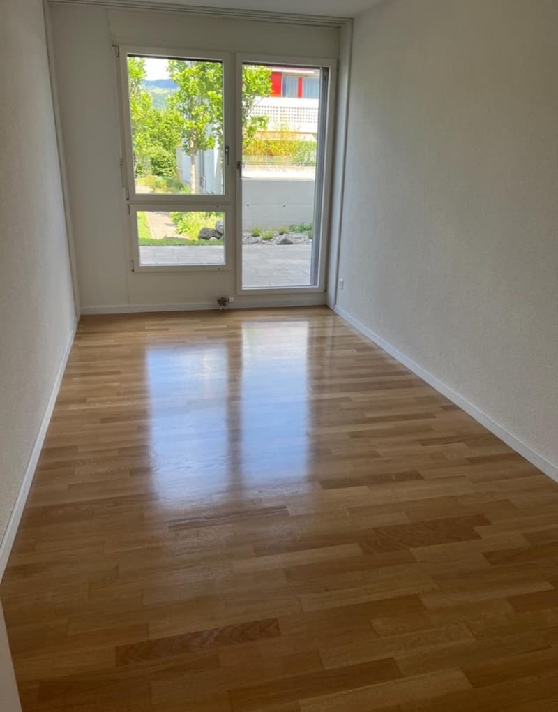 Recherche locataire immédiat / Appartement moderne au rez-de-chaussée de 4,5 pièces avec grande terrasse et balcon en centre-ville. (7)