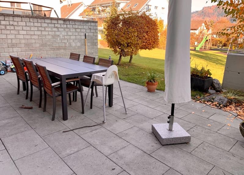Recherche locataire immédiat / Appartement moderne au rez-de-chaussée de 4,5 pièces avec grande terrasse et balcon en centre-ville. (5)