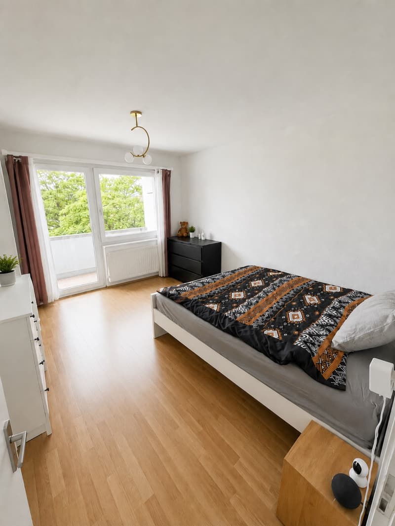 Helle und grosszügige 4.5-Zimmer-Wohnung an zentraler, ruhiger Lage in Uster (1)