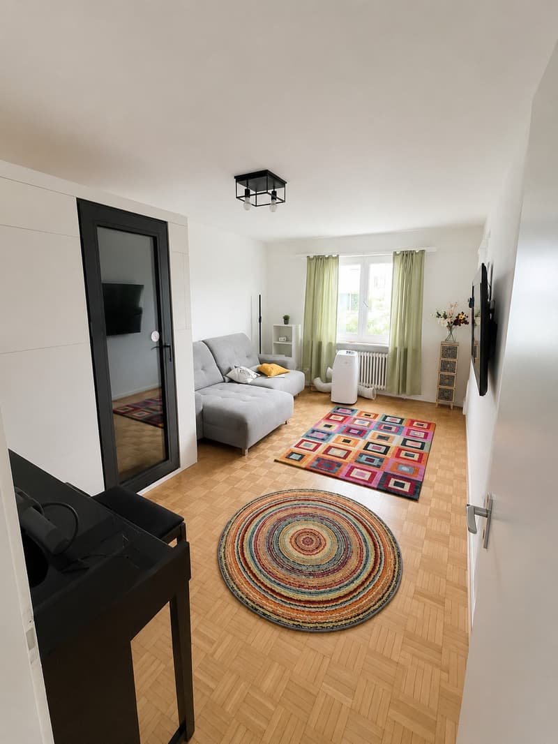 Helle und grosszügige 4.5-Zimmer-Wohnung an zentraler, ruhiger Lage in Uster (2)