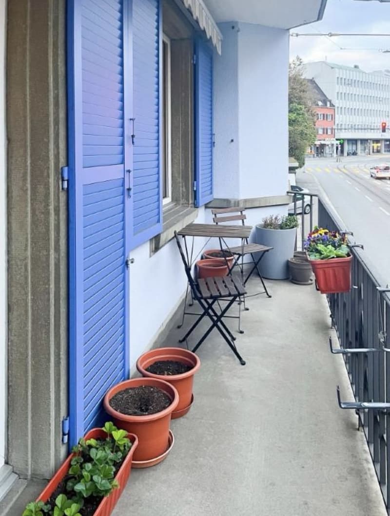 Appartamento di 4 locali in vecchio edificio ristrutturato con due balconi al Klusplatz (12)