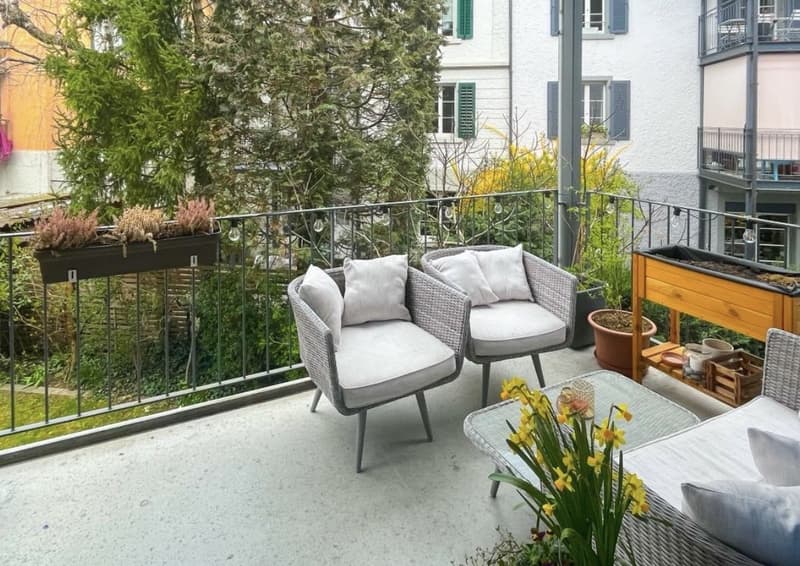 Appartamento di 4 locali in vecchio edificio ristrutturato con due balconi al Klusplatz (10)