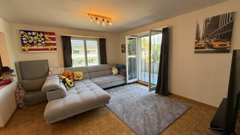 Wohnzimmer mit Balkontür